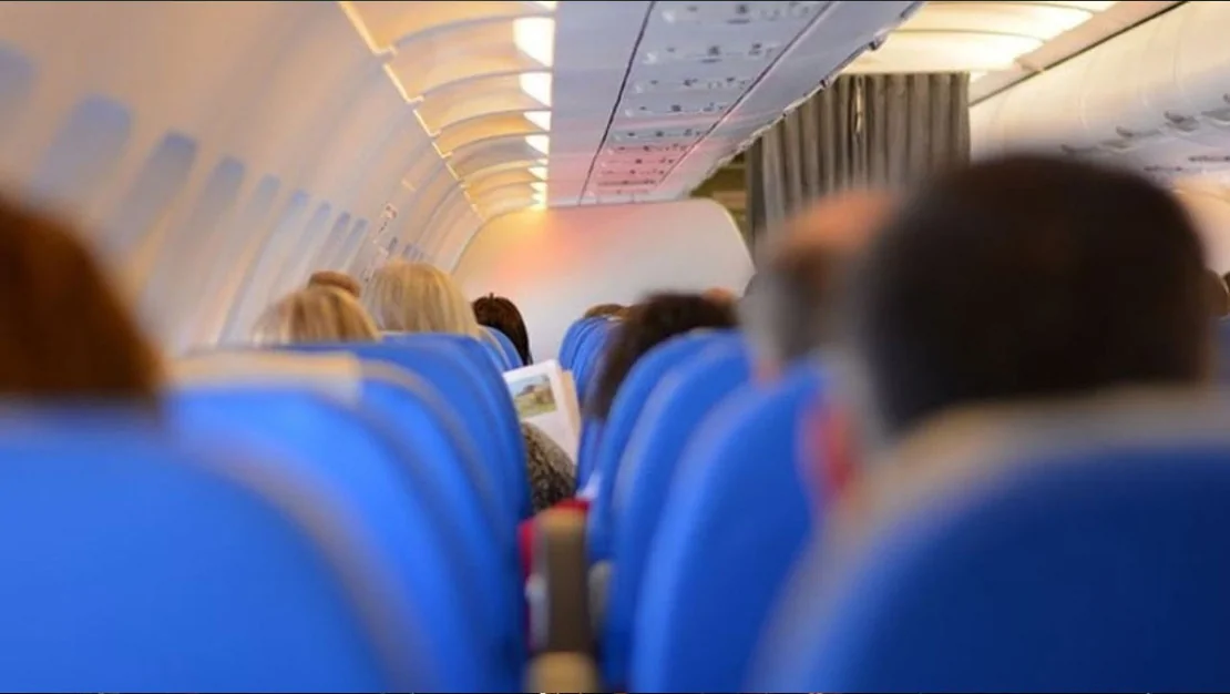 pasaportunu-yiyen-yolcu-yuzunden-ucak-acil-inis-yapti