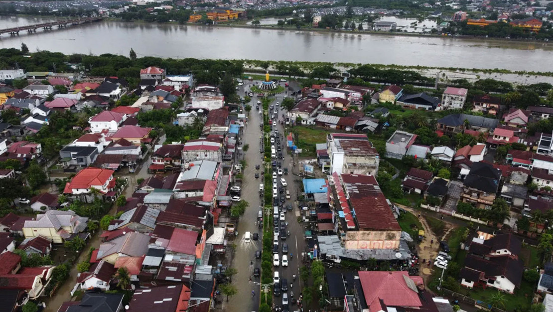 endonezya-da-siddetli-yagislar-can-kaybini-artirdi