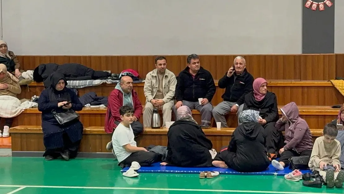 vatandaslar-tedirginlik-nedeniyle-parklarda-bekliyor