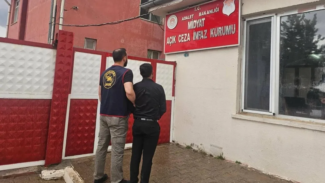 hukumlu-dugunde-saz-calarken-yakalandi