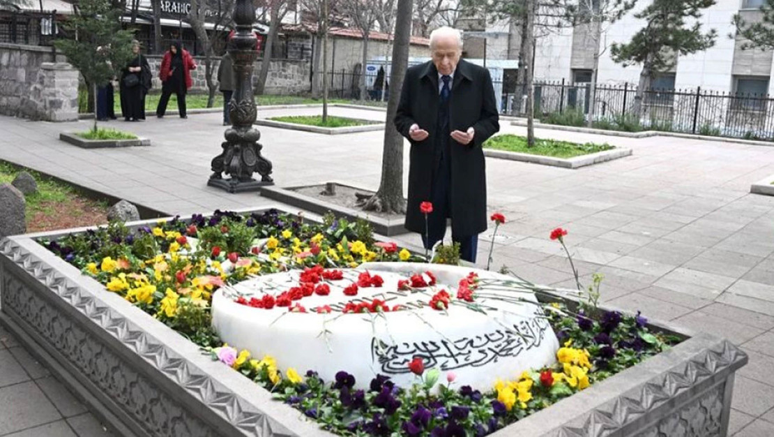 bahceli-yazicioglu-nun-kabrini-dualarla-ziyaret-etti