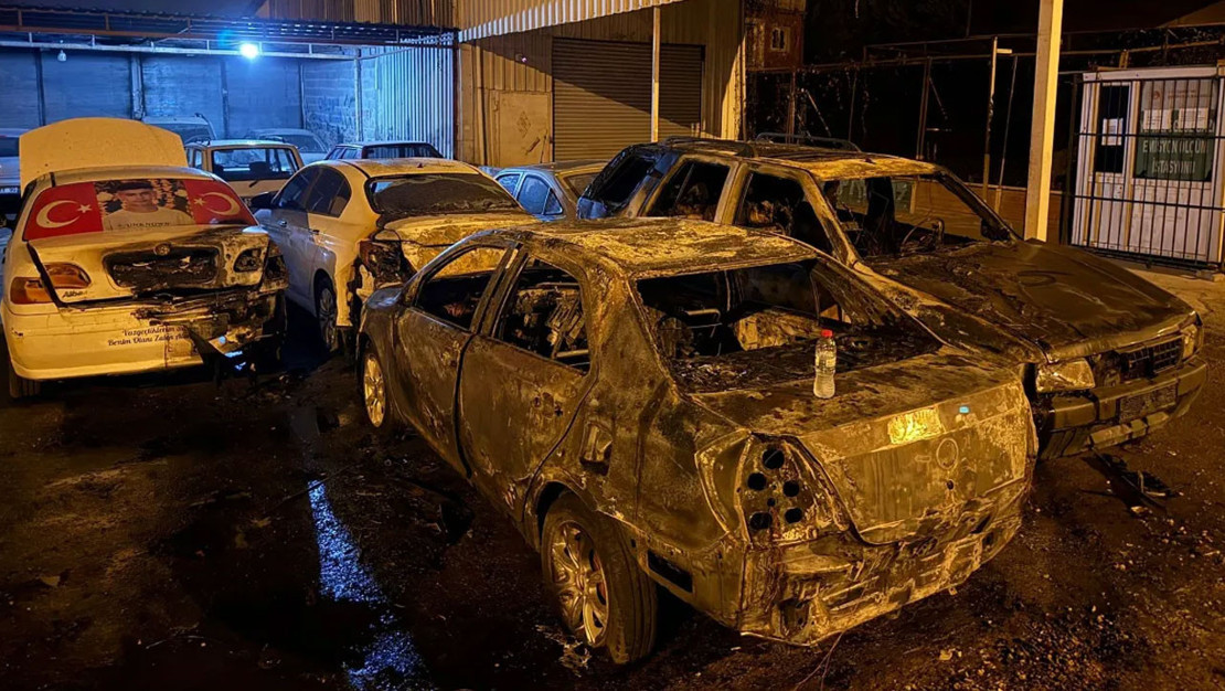 kimligi-belirsiz-kisi-5-araci-kundakladi