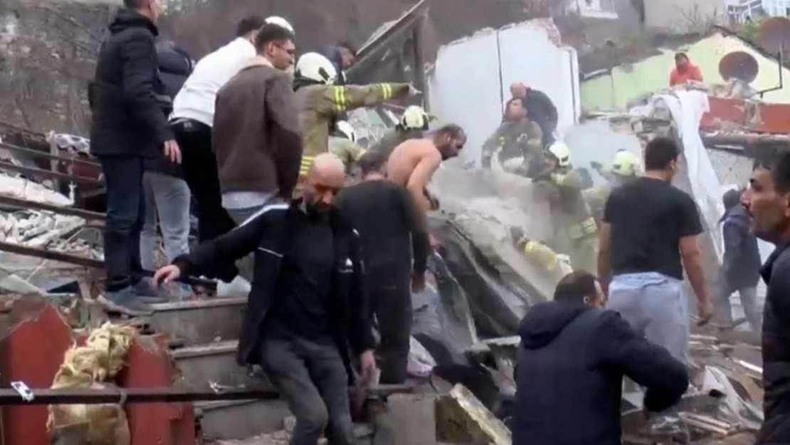 fatih-te-3-katli-bina-coktu-kurtarma-calismalari-devam-ediyor