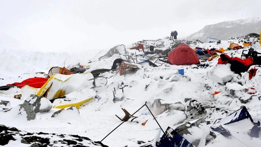 everest-dagi-nda-kar-firtinasi-yaklasik-1000-kisi-mahsur