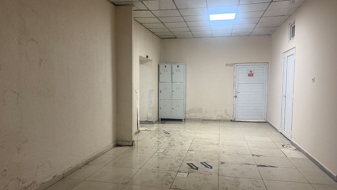 igdir-hastanesinde-su-sizintisi-hasta-koridorlarini-etkiledi