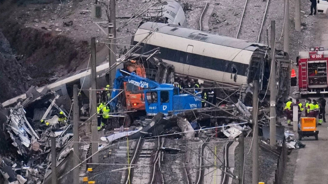 gelida-da-banliyo-treni-raydan-cikti-37-yarali