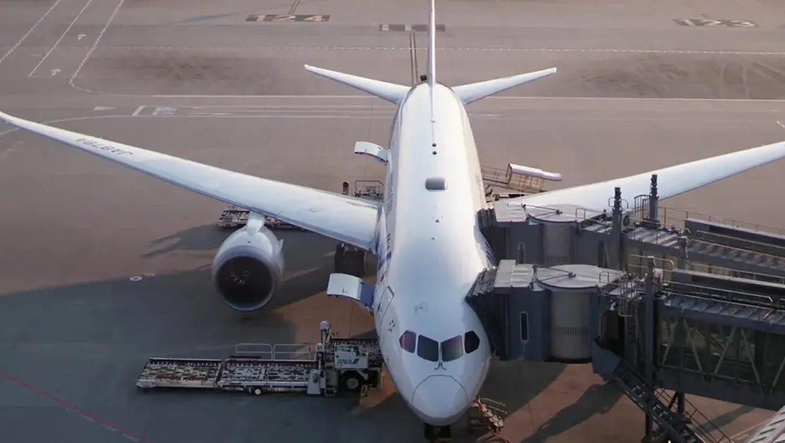 yolcu-ucaga-yetismek-icin-apronda-kostu