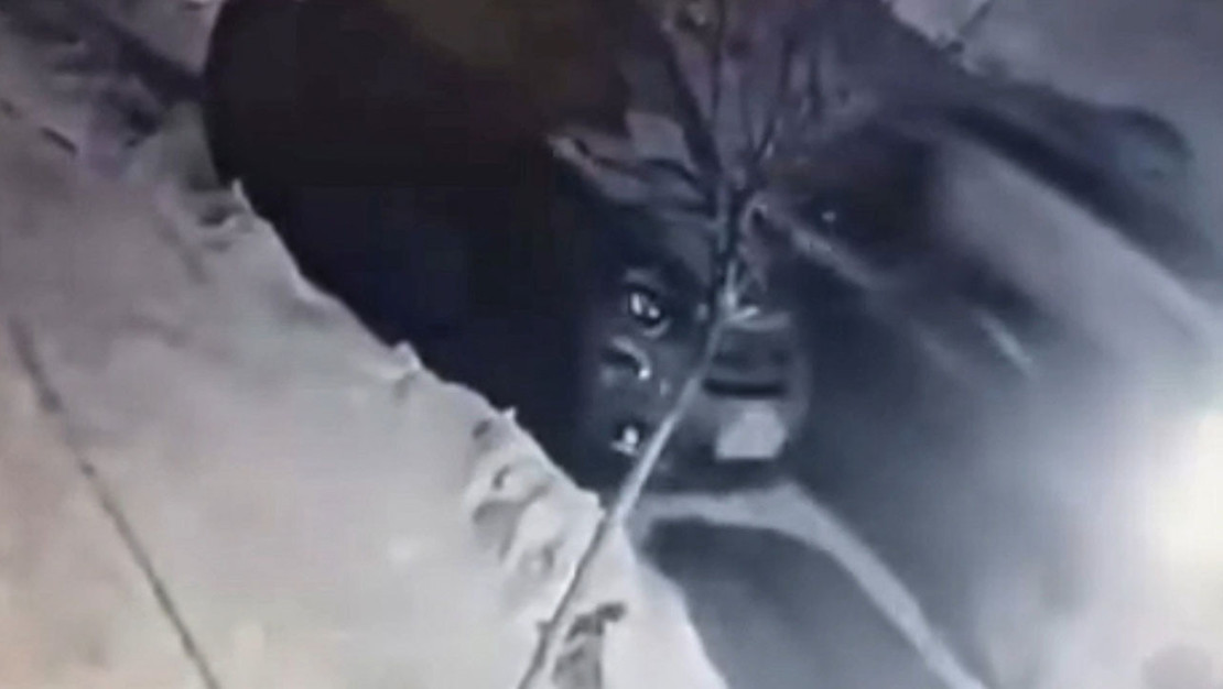 buzda-kayarak-park-halindeki-araca-carpti