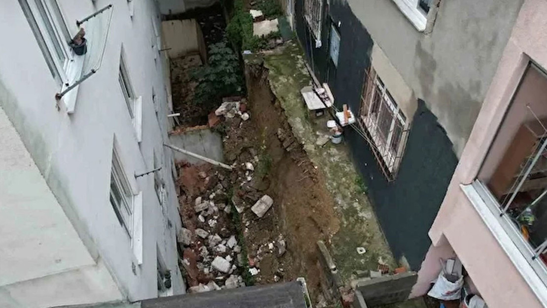 arnavutkoy-de-istinat-duvari-coktu-iki-bina-tahliye-edildi