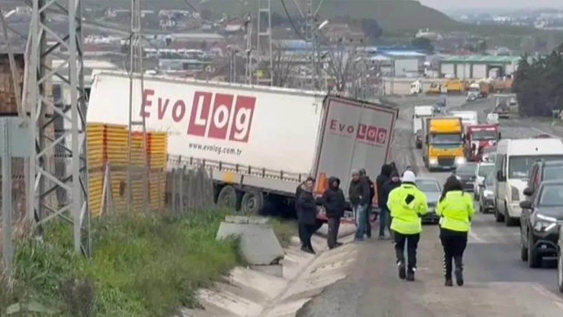 tamir-sirasinda-tir-in-altinda-kaldi