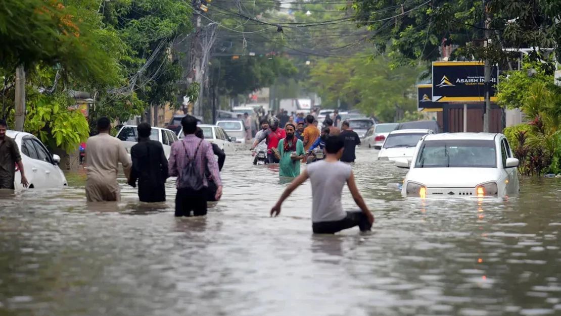 pakistan-daki-sel-bilancosu-800-olu