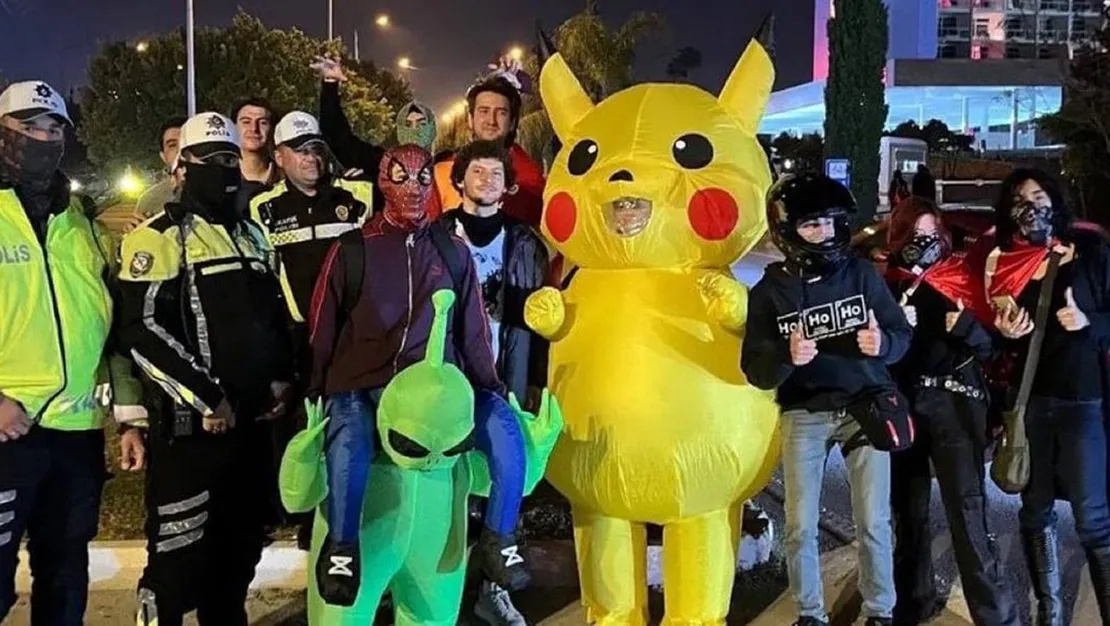 pikachu-kostumlu-eylemci-polisle-poz-verdi