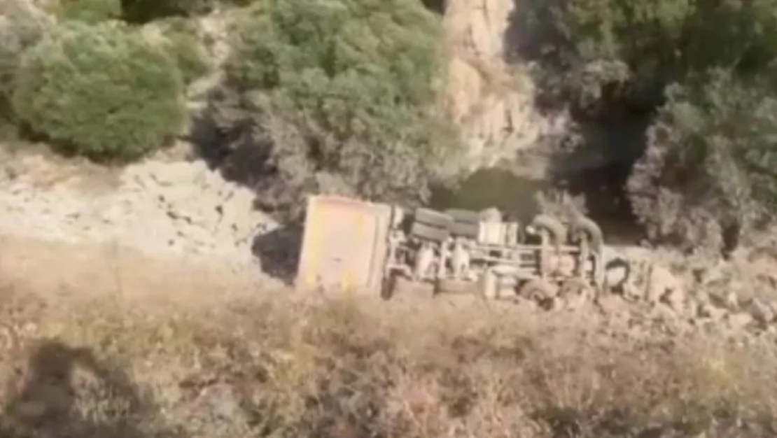 kum-yuklu-kamyon-ucuruma-dustu