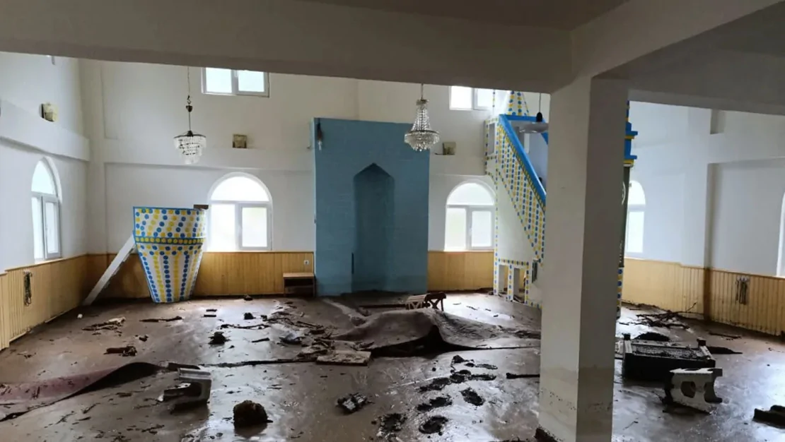 artvin-in-camii-selde-zarar-gordu