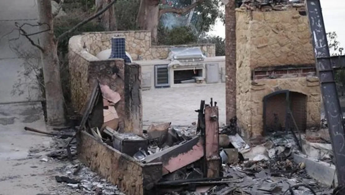 caresiz-unluler-malikanelerini-alevlere-teslim-etti