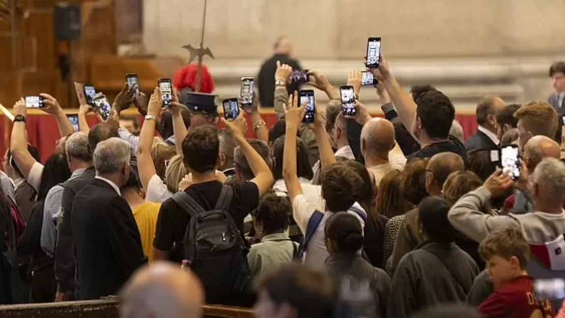 papa-francis-in-naasi-basinda-selfie-yarisi