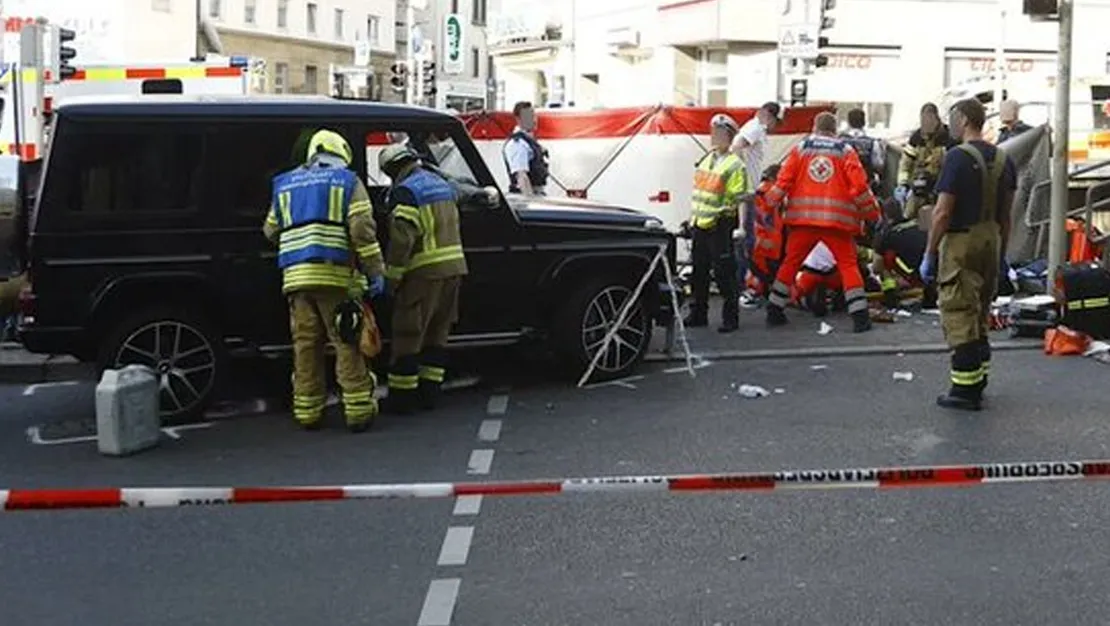 almanya-da-arac-kalabaliga-daldi-3-yarali