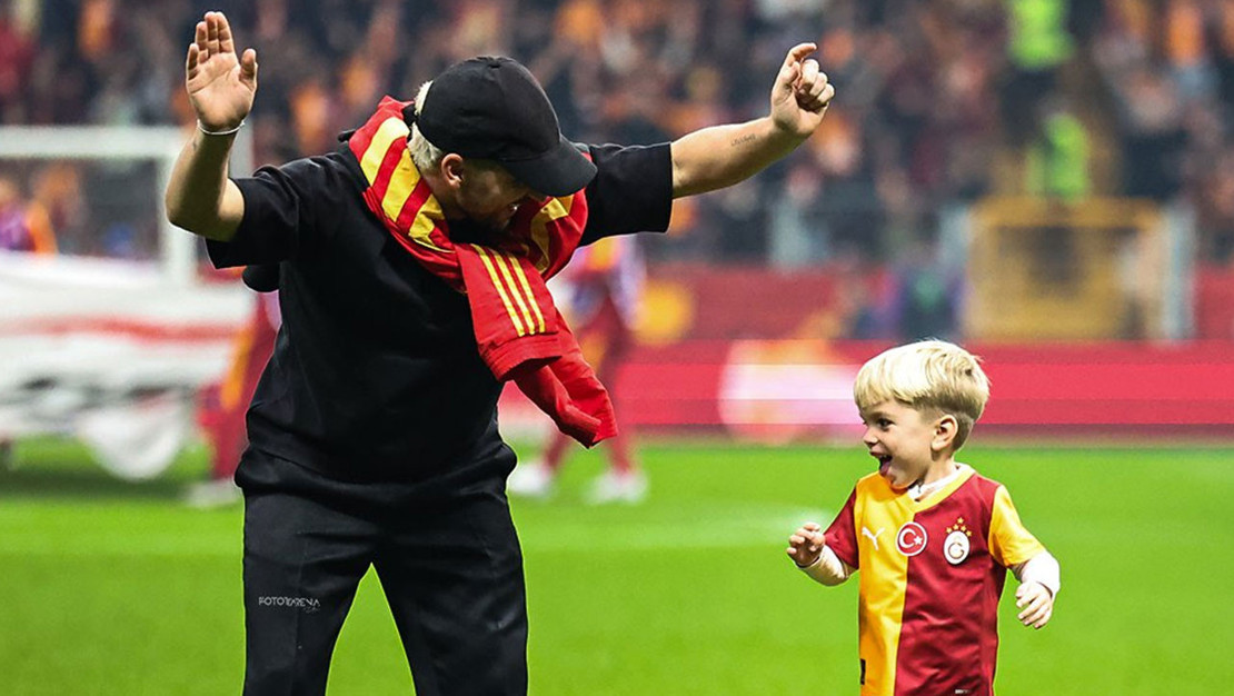 dries-mertens-e-galatasaray-da-plaket-takdim-edildi