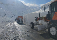 kar-yagisi-nedeniyle-greyder-sarampole-yuvarlandi