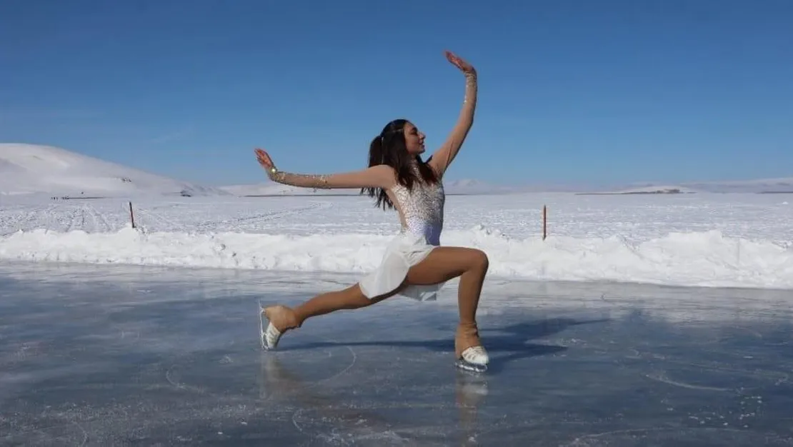 cildir-golu-nde-buz-pateni-gosterisi-nefes-kesti