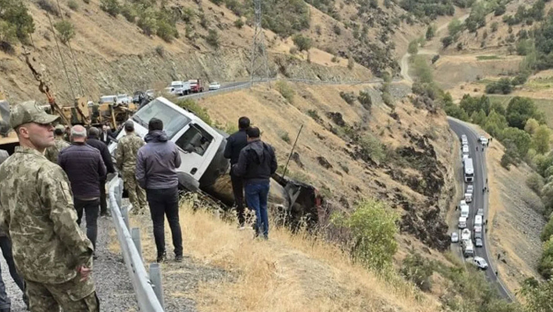 hakkari-de-ucuruma-dusen-kamyonu-askeri-vinc-kurtardi