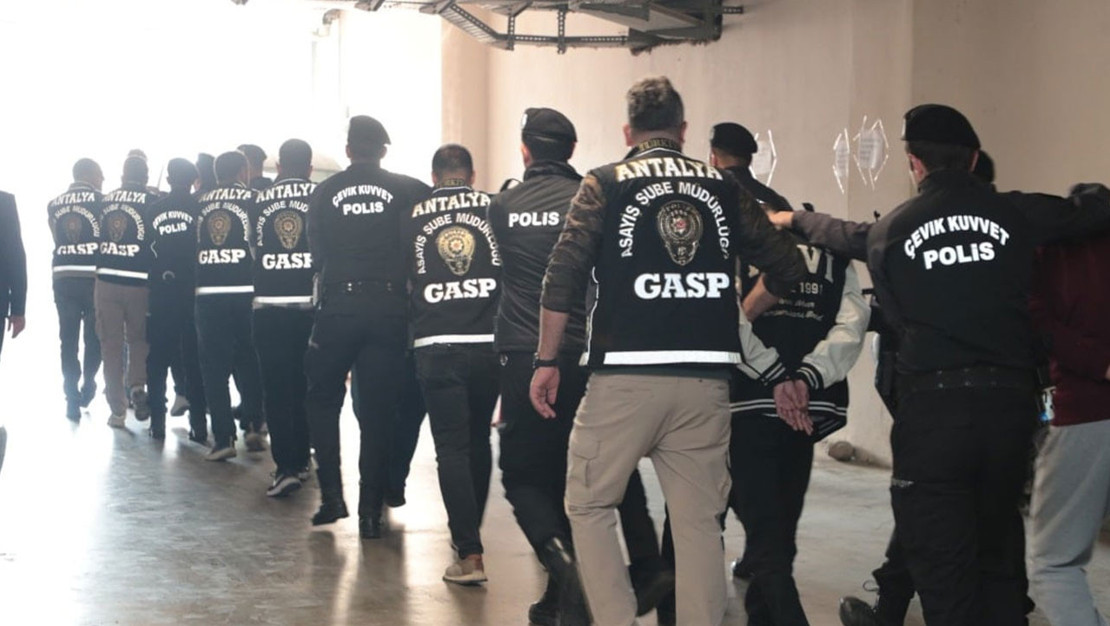 antalya-da-sosyal-medya-dolandiriciligi-operasyonu-16-tutuklama