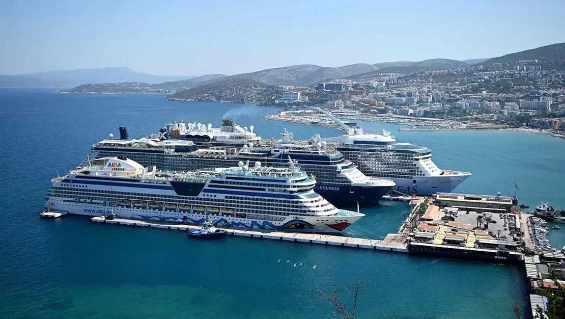 kusadasi-na-3-kruvaziyerle-10-bin-turist-geldi