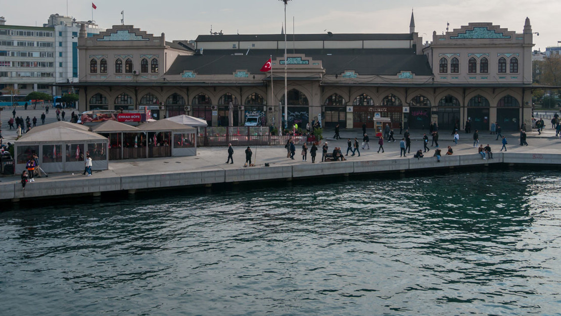 kadikoy-rihtim-da-engelli-bireylerin-denize-dusmesi