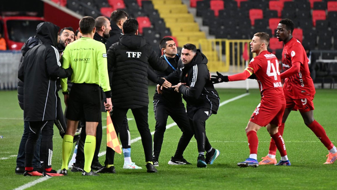 burak-yilmaz-olayli-kirmizi-kartla-gundeme-geldi