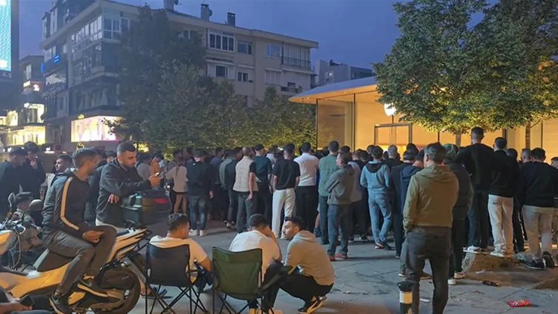 uskudar-ve-kadikoy-de-yogun-kalabalik-iphone-kuyrugu