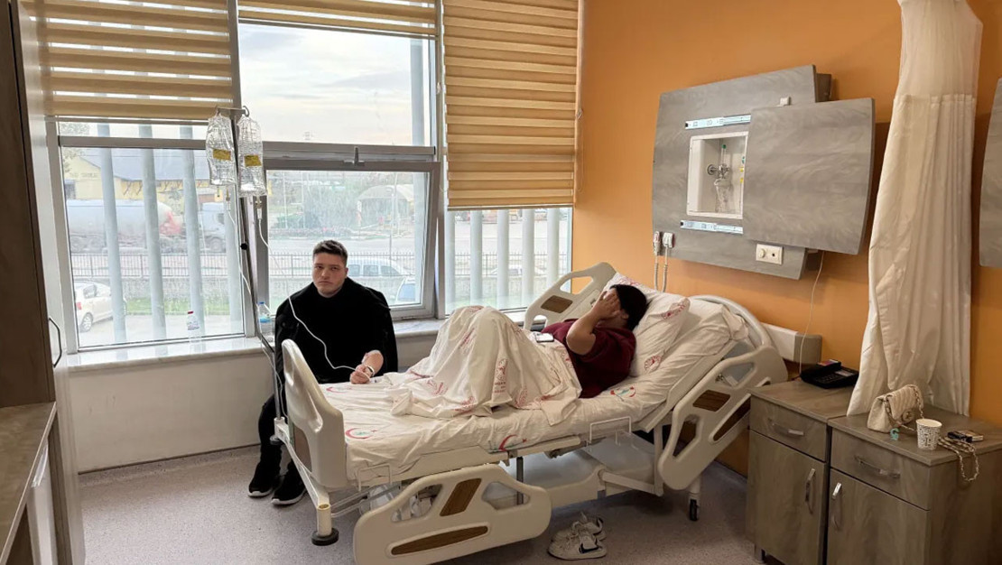 bursa-da-midye-tuketen-gencler-hastanelik-oldu