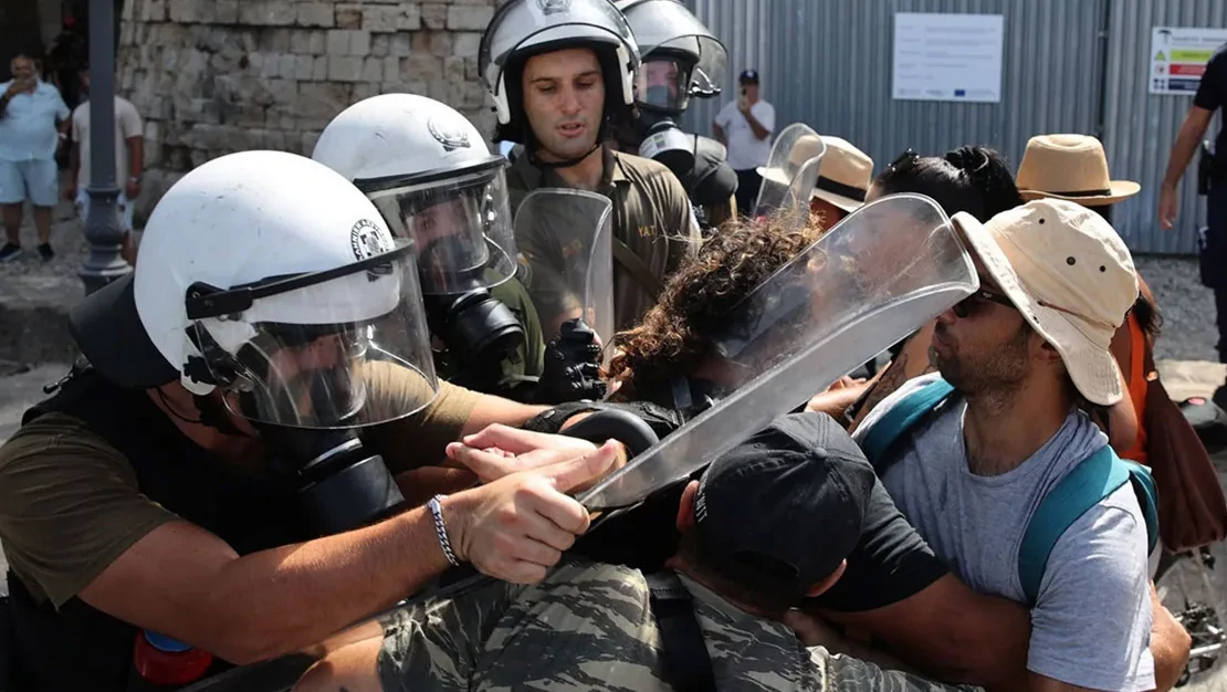 girit-te-israilli-turistlere-protesto-duzenlendi