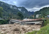 kopru-yikildi-vatandaslar-mahsur-kaldi