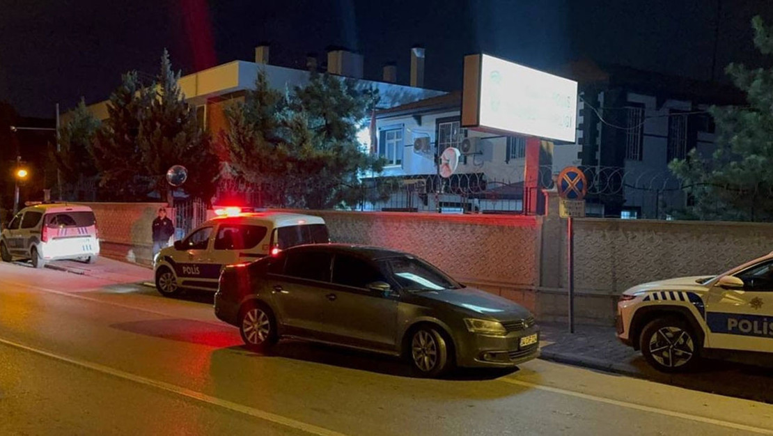 enes-k-serdar-b-yi-sirtindan-bicakladi