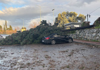 firtina-nedeniyle-gebze-de-iki-arac-hasar-gordu