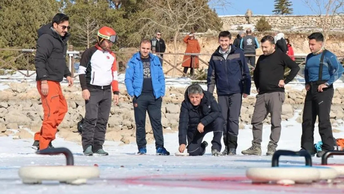 donmus-gol-uzerinde-curling-oynadilar