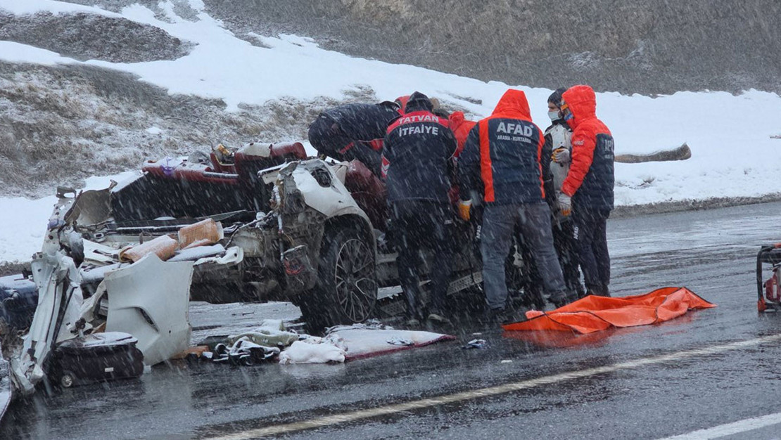 tatvan-daki-trafik-kazasinda-uc-can-kaybi-daha