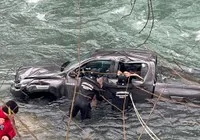 kamyonet-nehre-uctu-surucu-yarali