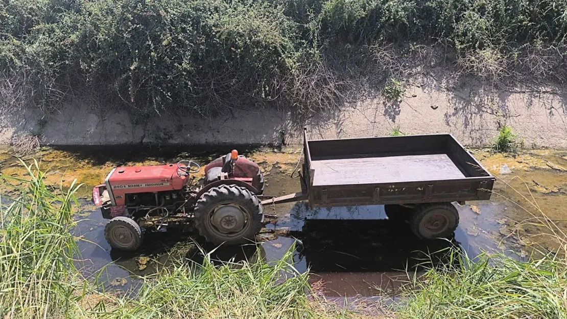 manisa-da-traktor-sulama-kanalina-dustu