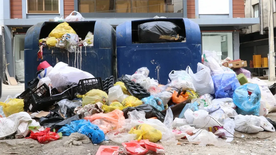 buca-da-isci-grevi-nedeniyle-copler-birikti