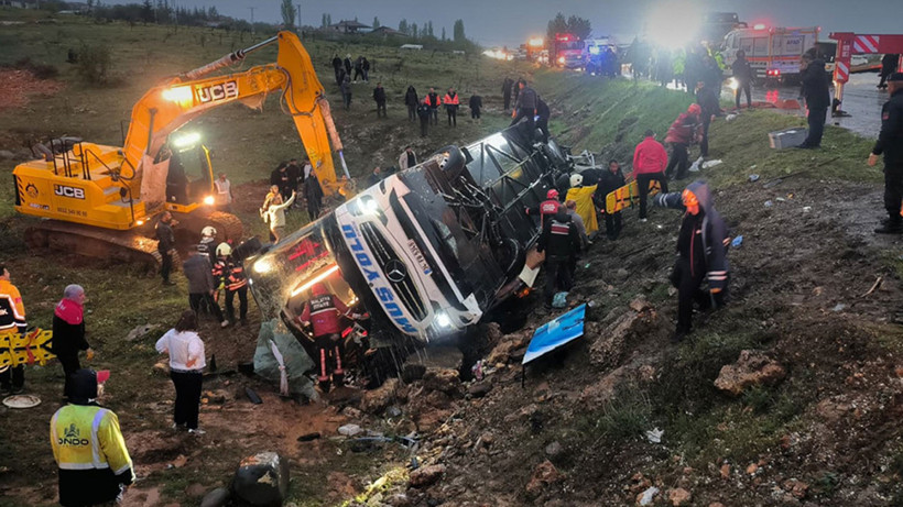 malatya-da-yolcu-otobusu-devrildi-4-olu-15-yarali
