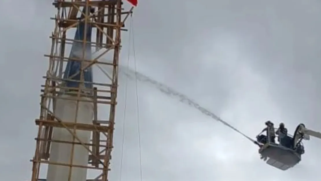 sincan-da-yildirim-cami-minaresini-yakti