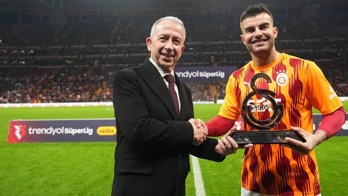 galatasaray-dan-abdulkerim-bardakci-ya-onur-plaketi