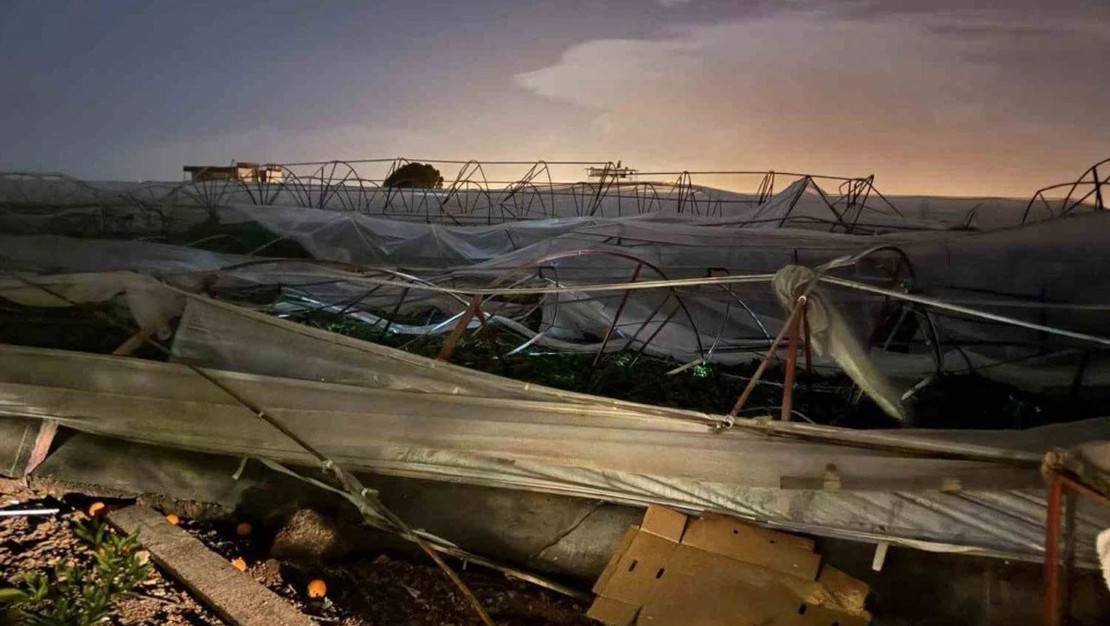 antalya-da-hortum-firtina-ile-birlikte-seralari-vurdu