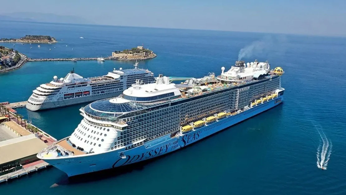 kusadasi-na-9-bin-turist-geldi