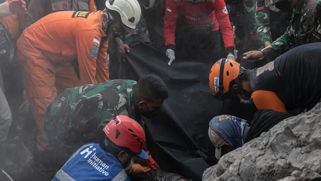 okul-enkazinda-65-cocuk-kayboldu