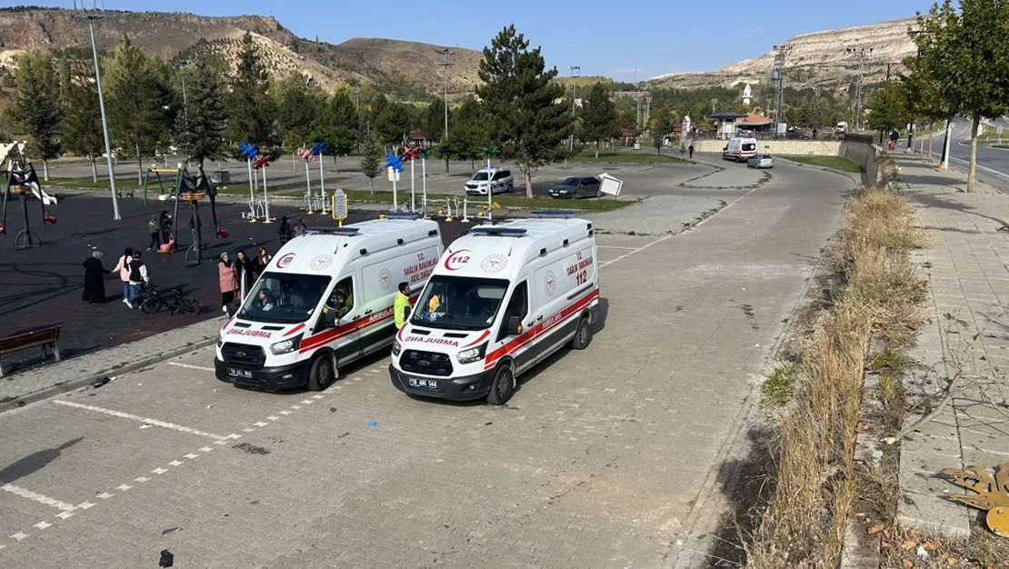 sivas-ta-minibus-istinat-duvarindan-dustu