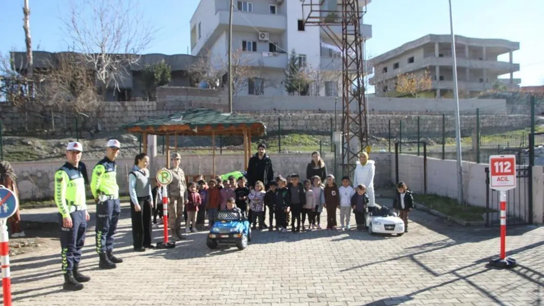 jandarma-ekiplerinden-anaokulu-ogrencilerine-trafik-egitimi