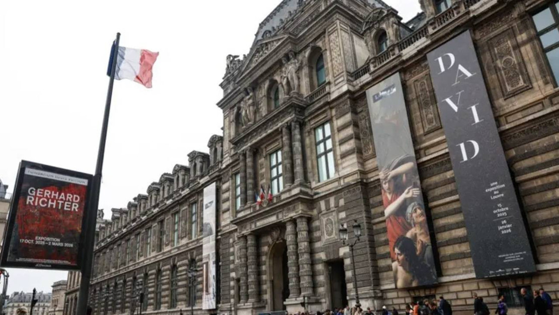 louvre-muzesi-nde-su-sizintisi-400-nadir-kitap-hasar-gordu