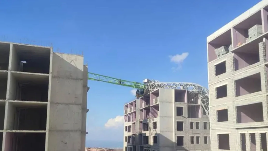 hatay-da-insaat-santiyesinde-vinc-dusmesi-yasandi